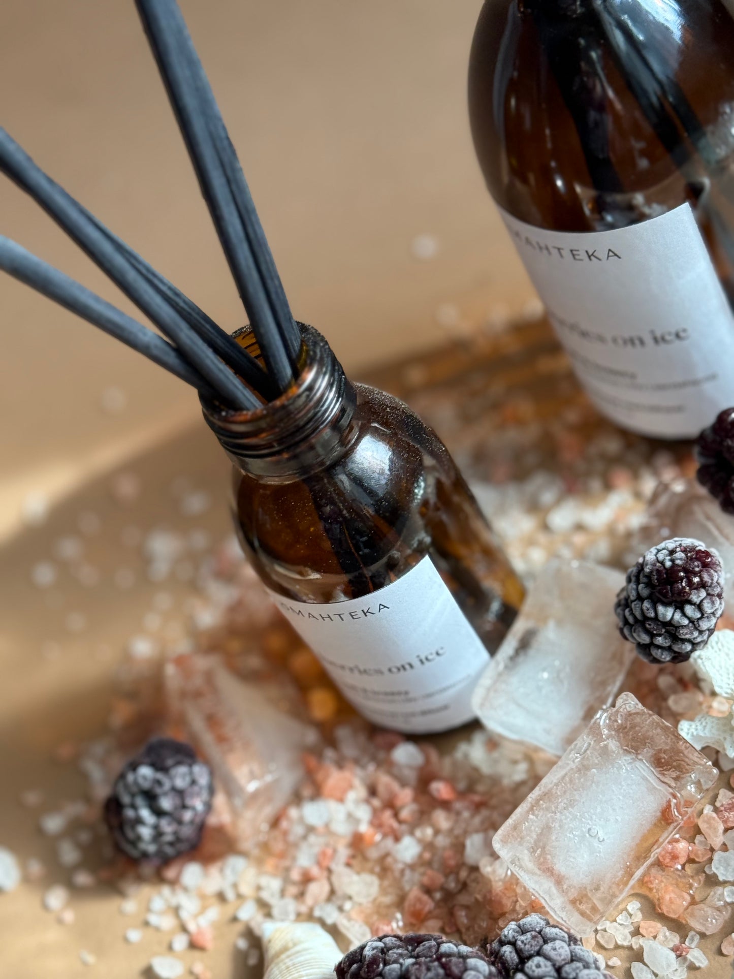 Imagine cu parfum de cameră Berries on Ice – bețișoare din ratan în sticlă elegantă, cu note de mure, geranium și lemn de santal.