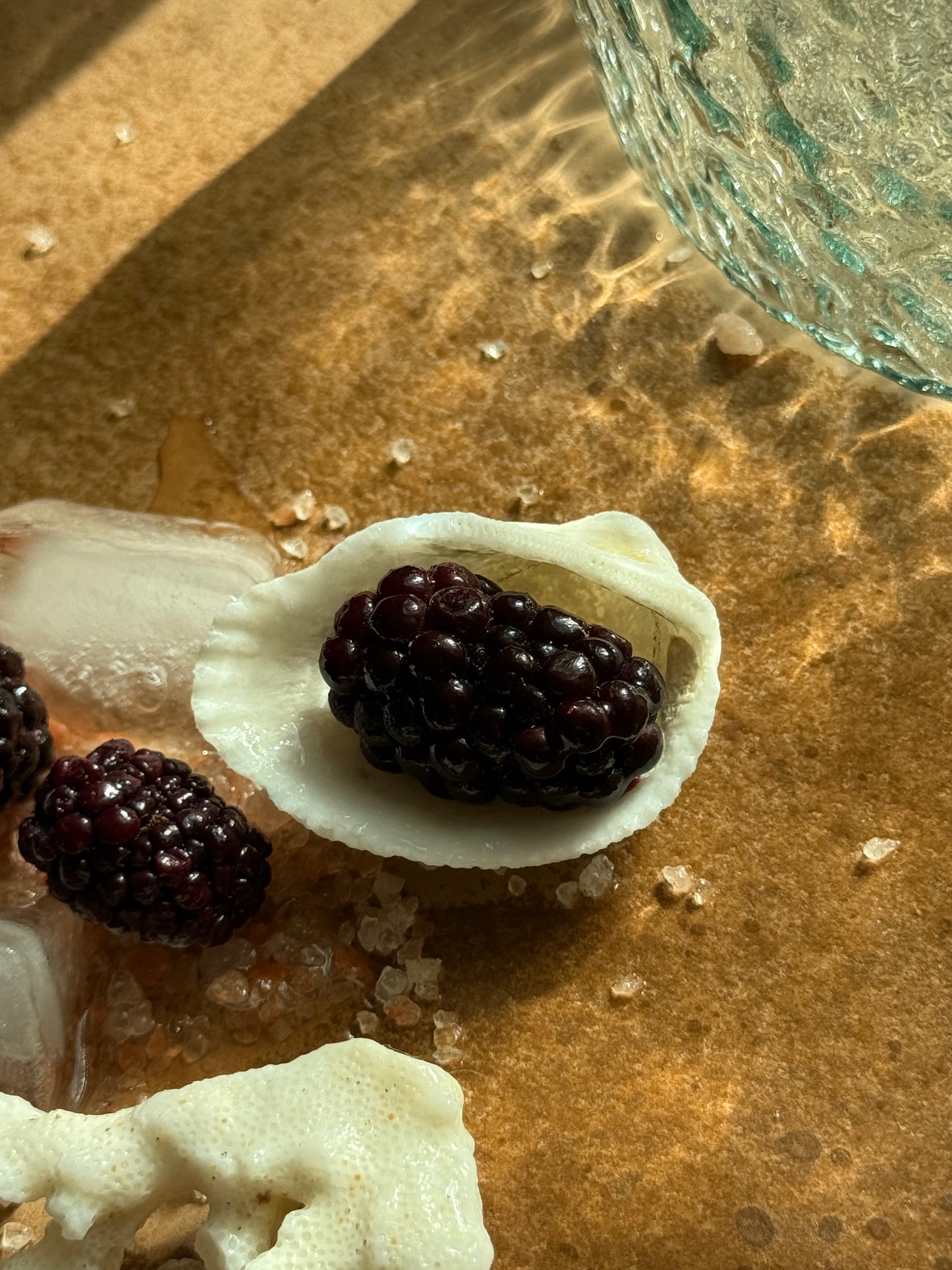 Parfum de cameră cu bețișoare Berries on Ice, în decor cu mure și gheață – combinație perfectă de prospețime și eleganță.