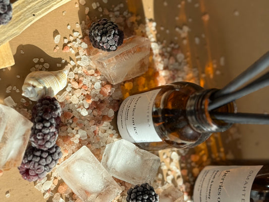 Aromatizator de cameră Omahteka Berries on Ice, cu mure, gheață și bețișoare din ratan – ideal pentru o atmosferă răcoroasă.