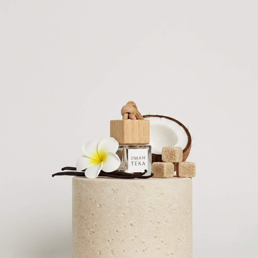 Parfum auto Vanilla Sky de la Omahteka în sticlă de 7ml cu șnur și capac de lemn – aromă caldă și elegantă de vanilie, nucă de cocos și floare de tiaré.