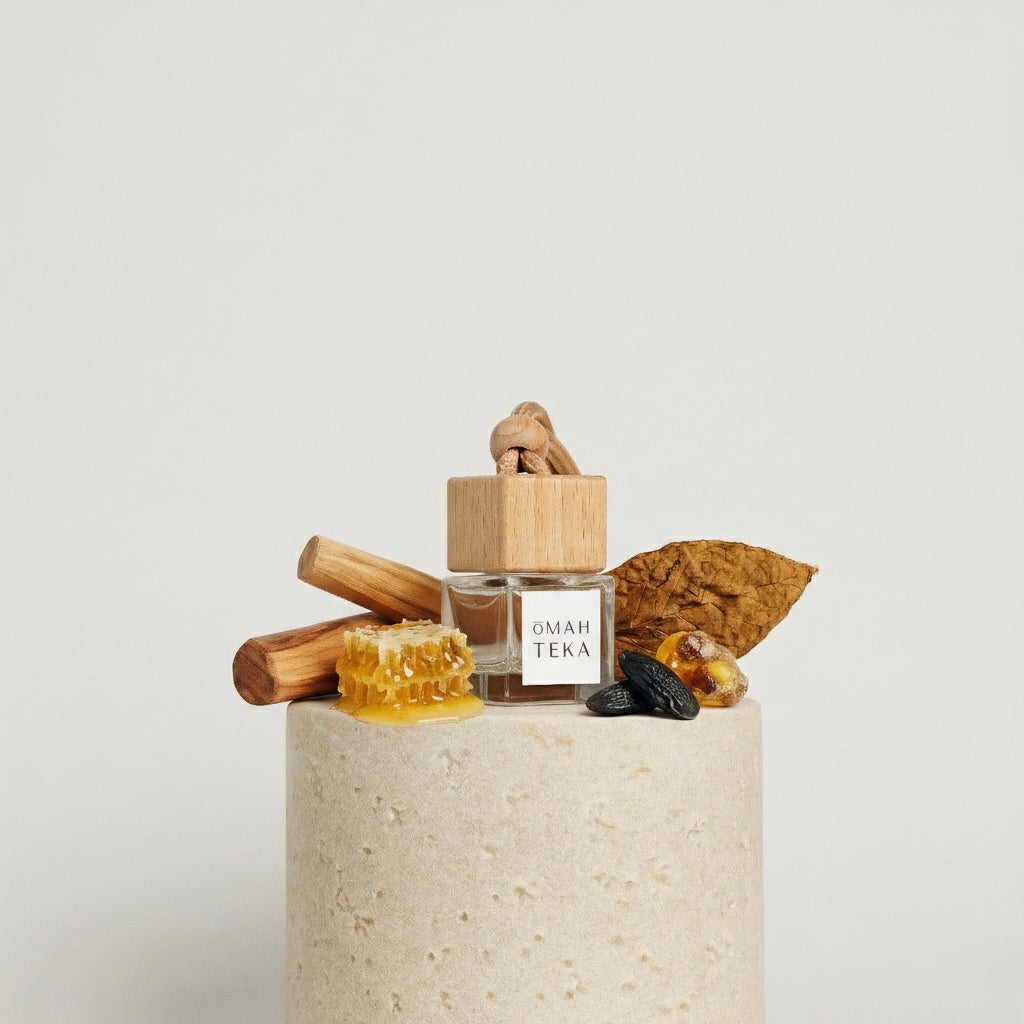 Parfum auto Honeymoon de la Omahteka în sticlă de 7ml cu șnur și capac de lemn – aromă caldă și misterioasă de miere, tutun și santal, pentru un habitaclu elegant și senzual.