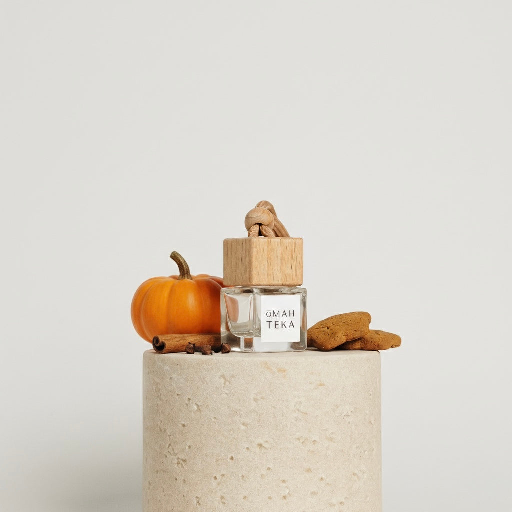 Parfum auto Pumpkin Spice de la Omahteka în sticlă de 7ml cu șnur și capac de lemn – aromă gurmandă și condimentată de dovleac copt, scorțișoară și cardamom, pentru un habitaclu cald și cozy.