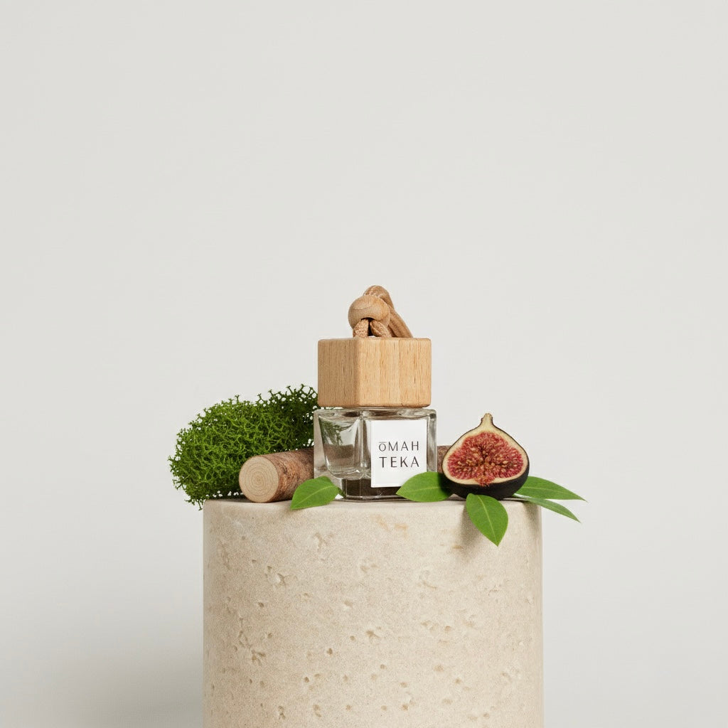 Parfum auto Forest Echoes de la Omahteka în sticlă de 7ml cu șnur și capac de lemn – aromă earthy și naturală de smochine, cedru și mușchi de stejar