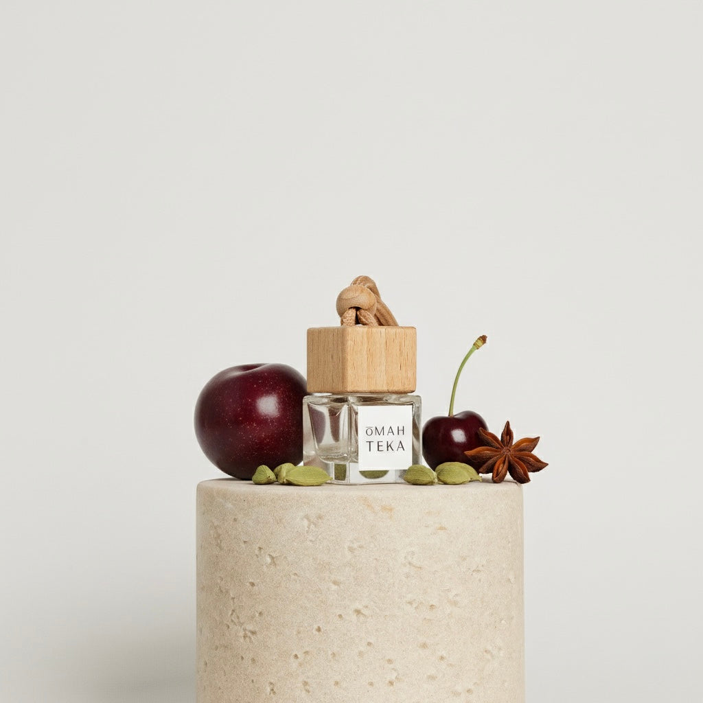 Parfum auto Fields of Plum de la Omahteka în sticlă de 7ml cu șnur și capac de lemn – aromă fructată și opulentă de prune coapte, scorțișoară și patchouli