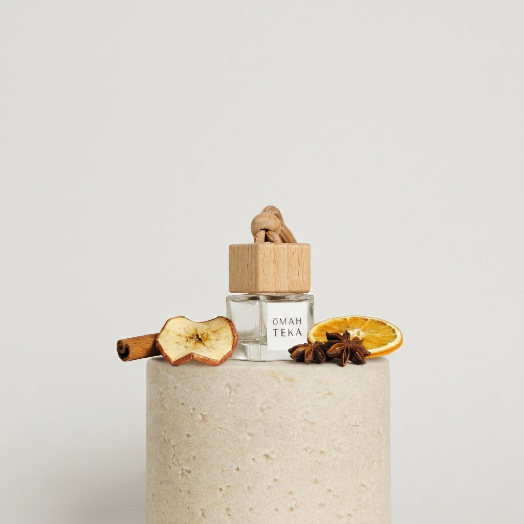 Parfum auto Cinnapple Pie de la Omahteka în sticlă de 7ml cu șnur și capac de lemn – aromă gurmandă și cozy de măr copt, scorțișoară și portocală dulce