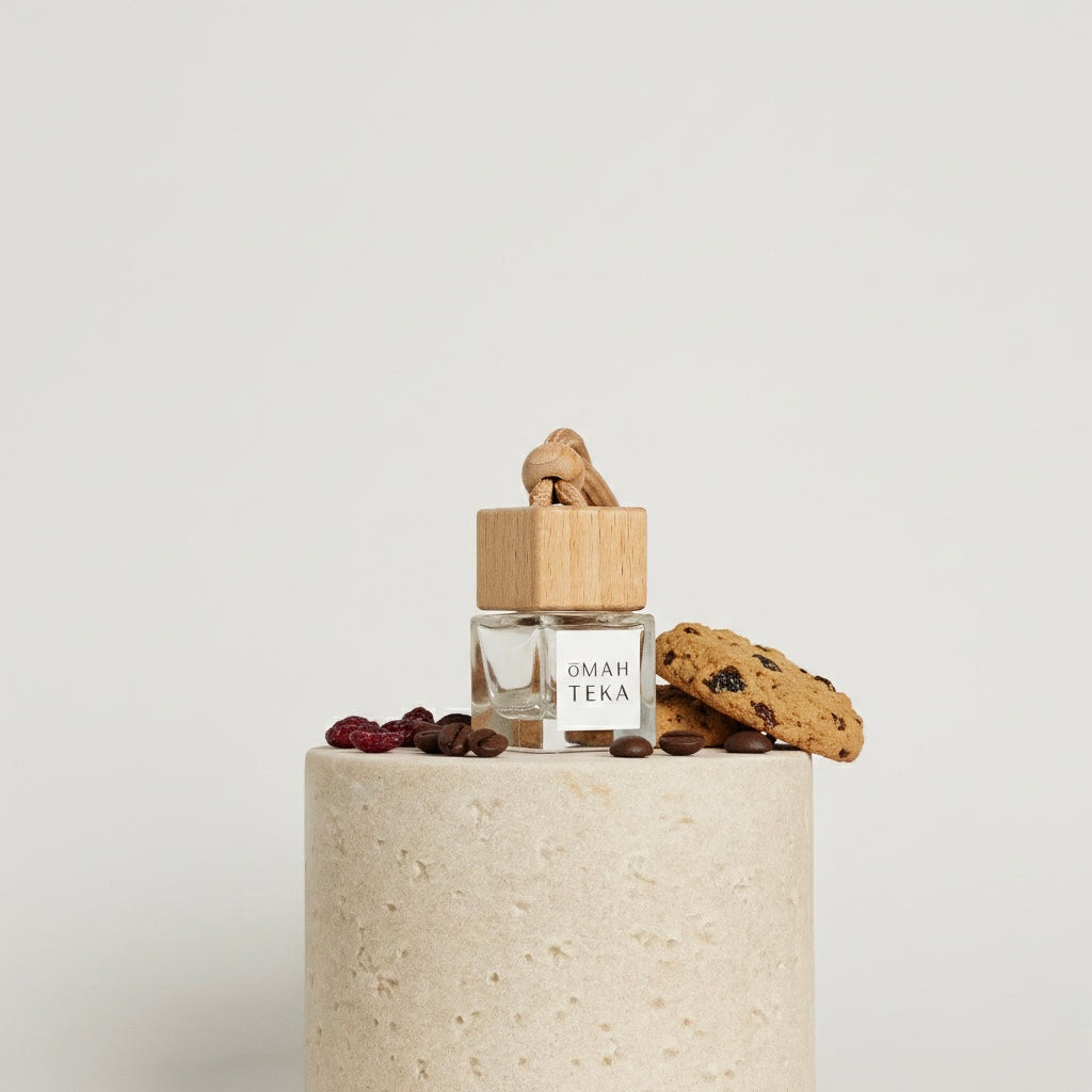 Parfum auto Cookiezzz de la Omahteka în sticlă de 7ml cu șnur și capac de lemn – aromă gurmandă și cozy de nuci prăjite, cafea și zahăr caramelizat.