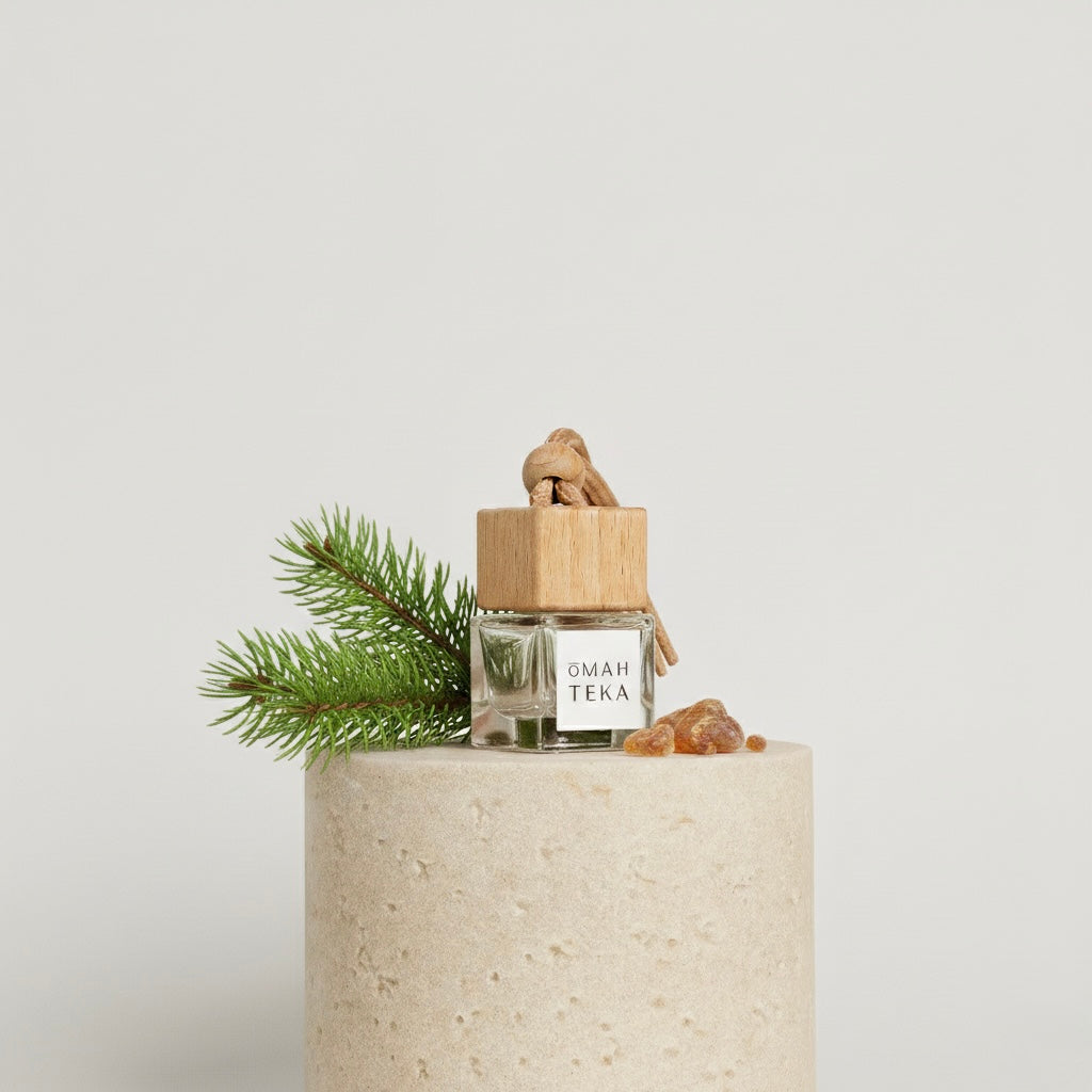 Parfum auto cu aromă verde și lemnoasă Tall Pines de la Omahteka – sticlă de 7ml cu șnur natural și capac de lemn, cu note de pin, eucalipt și cedru, pentru o experiență olfactivă naturală în mașină.