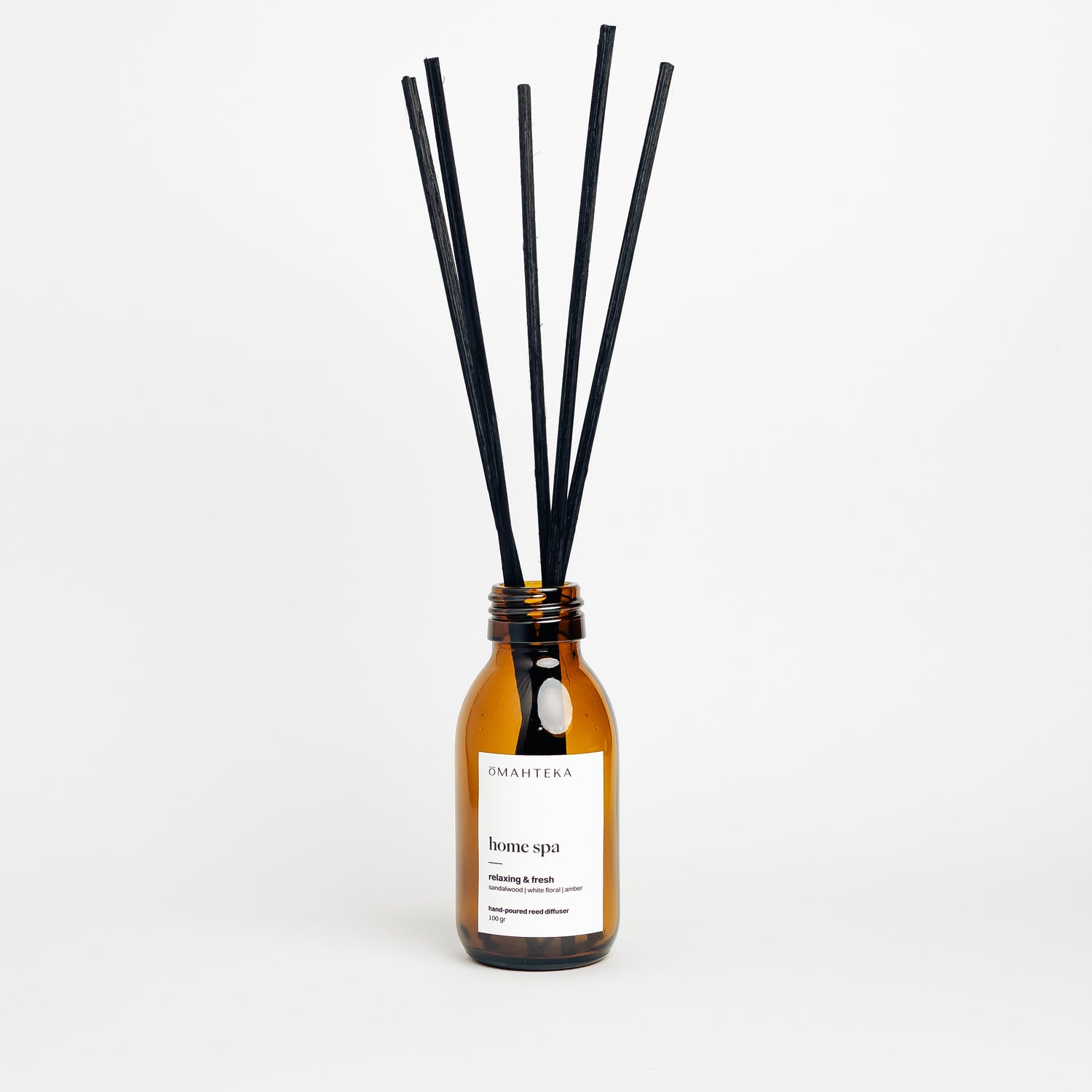 Parfum de cameră Home Spa de la Omahteka, cu bețișoare și aromă caldă de lemn de santal, ambră și mosc, ideal pentru relaxare și atmosferă spa în casă.