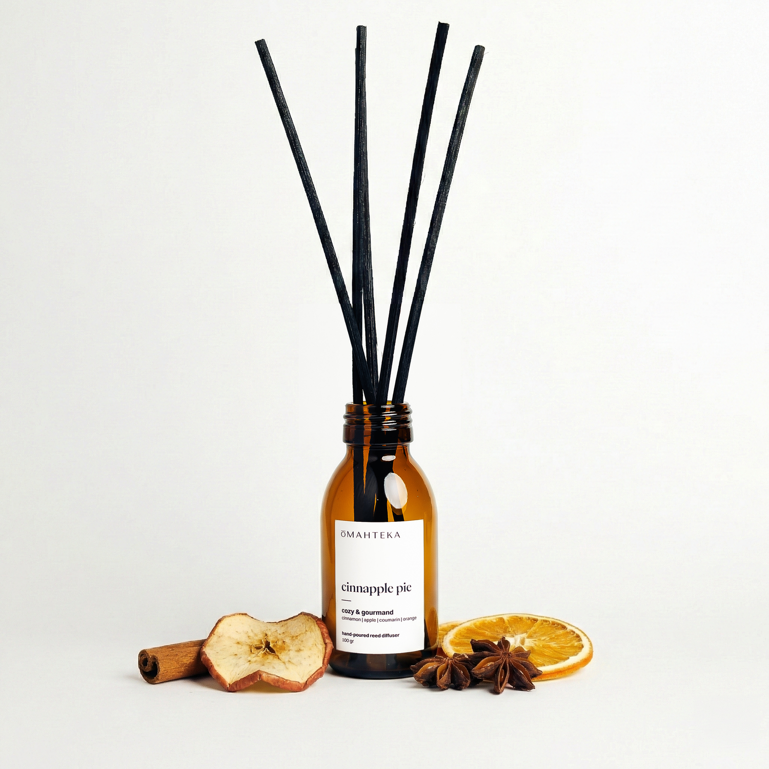 Arome de măr și scorțișoară ilustrate printr-un decor cu plăcintă de mere și difuzorul de cameră Cinnapple Pie.