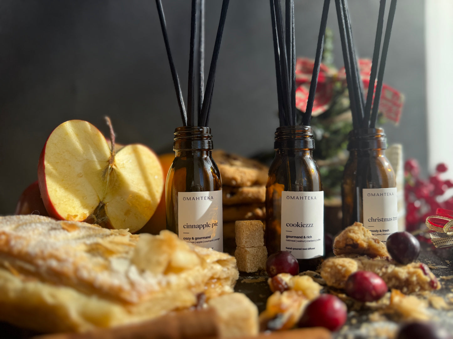 Difuzoarele Cookiezzz, Cinnapple Pie și Christmas Tree în sticle UV, într-un decor premium de Crăciun.