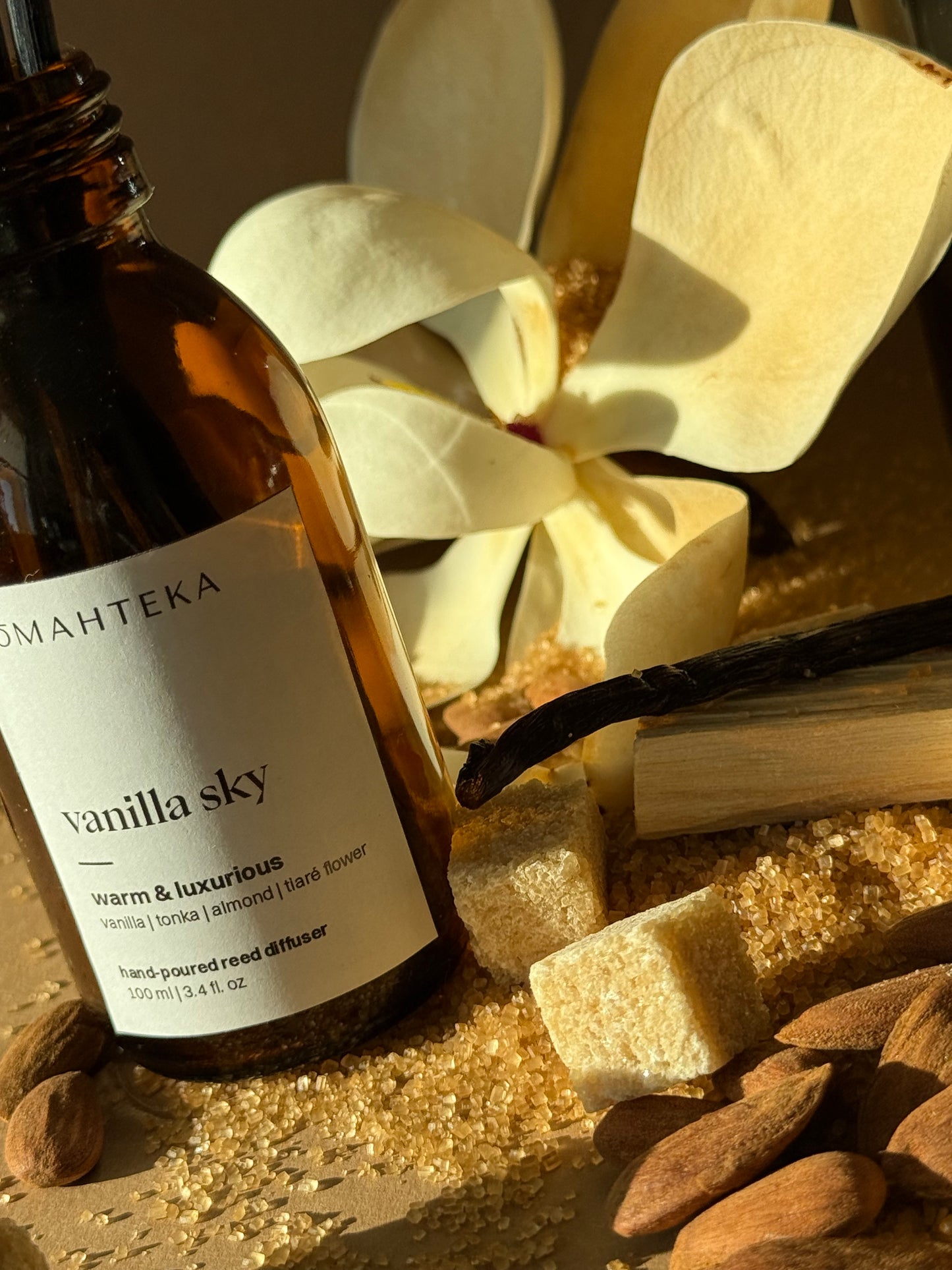 Aromatizator de cameră Vanilla Sky – difuzor cu bețișoare și parfum de vanilie, migdale și santal, cu difuzare lentă și eleganță discretă.