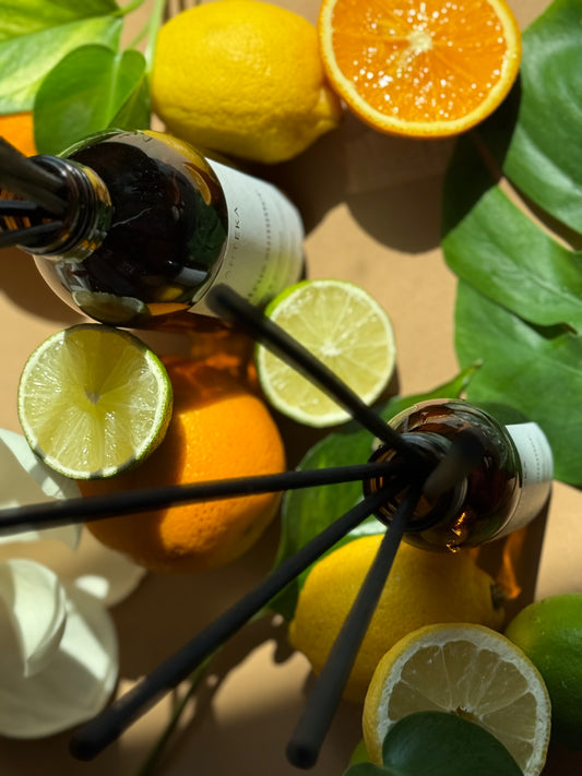 Difuzor de cameră Citrus Summer de la Omahteka, cu bețișoare negre din ratan și arome proaspete de citrice și lime – perfect pentru un ambient energizant.