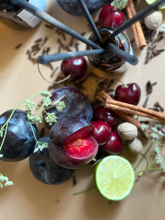 Difuzor de cameră Fields of Plum, cu note dulci de prune, scorțișoară și nucșoară – aromă caldă și senzuală pentru orice anotimp.