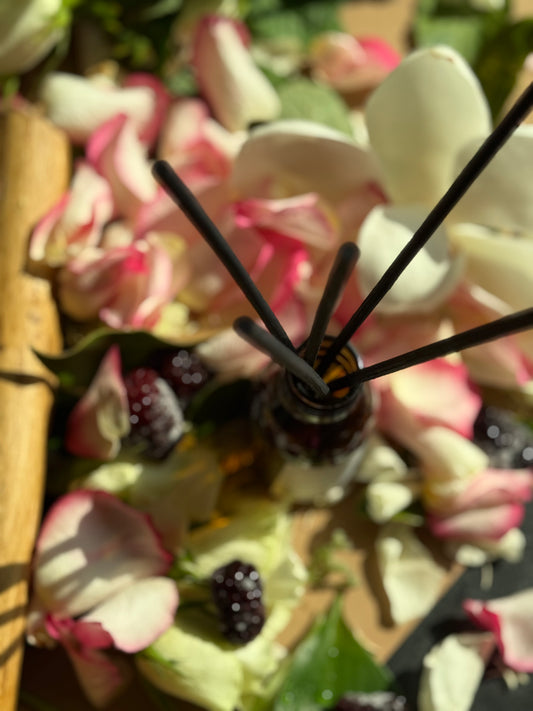 Difuzor de cameră Bed of Roses cu trandafiri înfloriți, mure proaspete și rouă de dimineață – parfum ambiental revigorant și elegant.