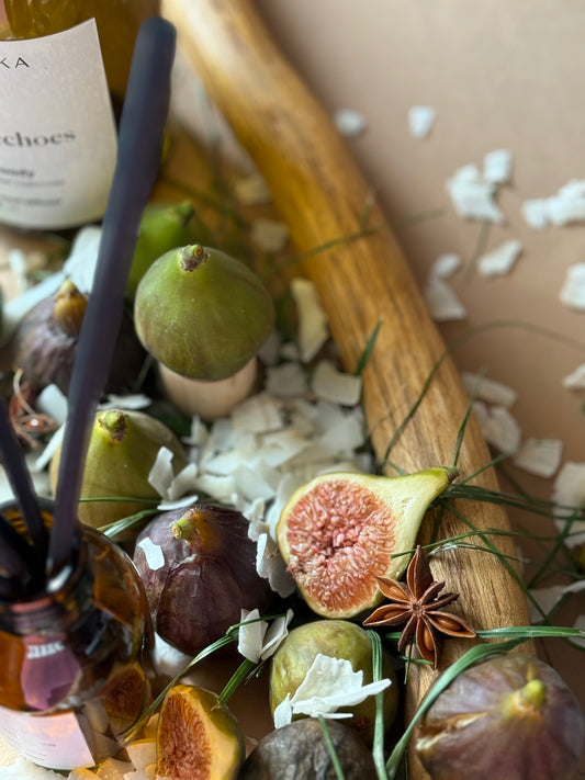 Difuzor de cameră Omahteka Forest Echoes – parfum lemnos și earthy, cu note de smochine coapte, frunze verzi și anason, ideal pentru spații calme.