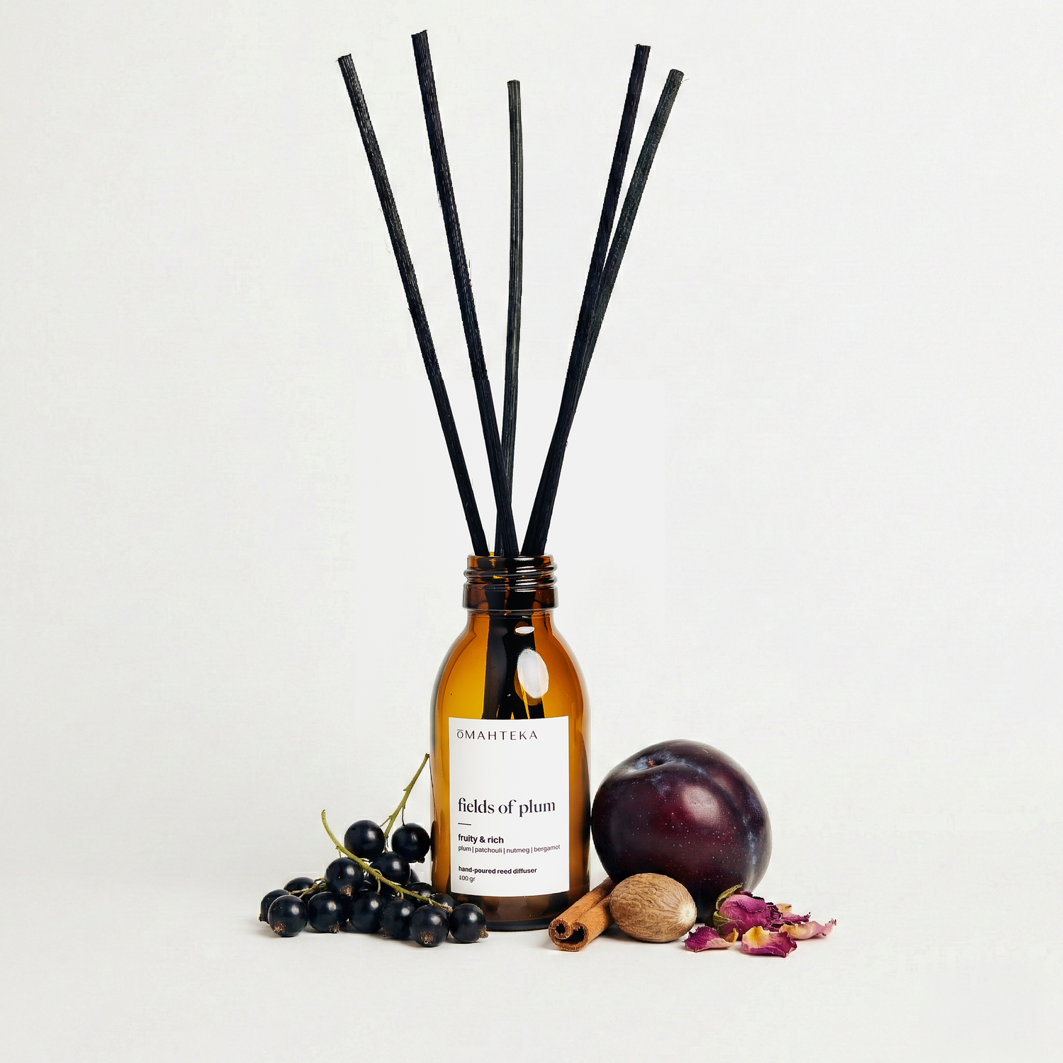 Parfum de cameră cu bețișoare Fields of Plum, cu arome bogate de patchouli, vanilie și condimente dulci pentru o atmosferă caldă și seducătoare.