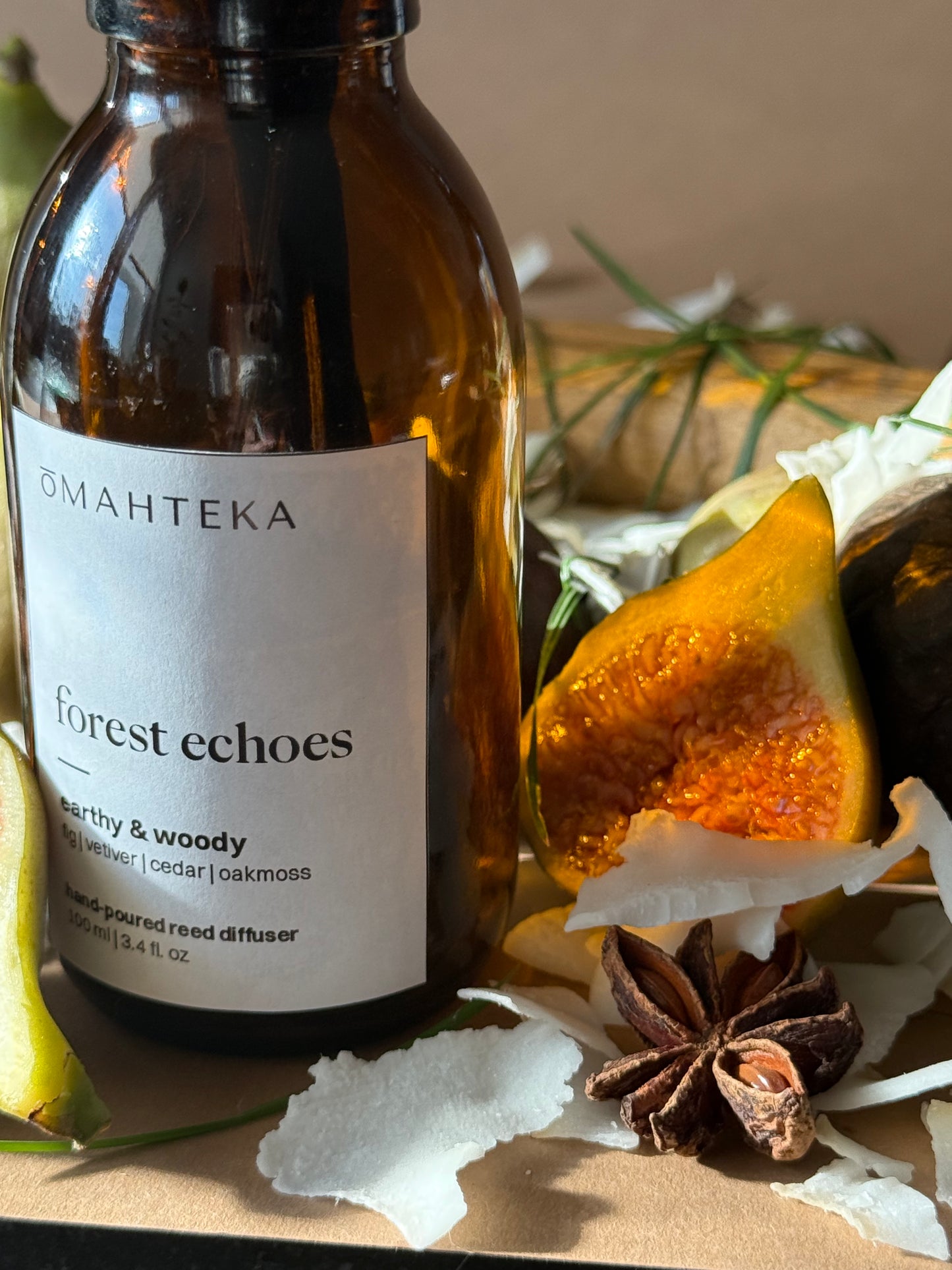 Forest Echoes – parfum de cameră cu bețișoare negre din ratan și sticlă maro UV, cu arome lemnoase și note florale discrete.