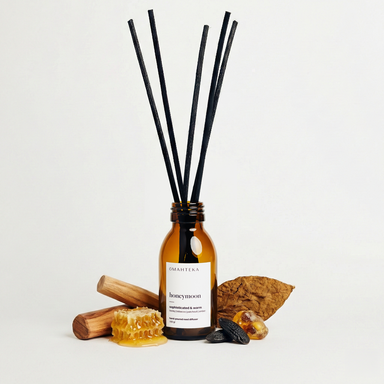 Parfum de cameră Omahteka Honeymoon, o combinație elegantă de miere dulce, tutun rafinat și lemn cald, perfect pentru serile reci.