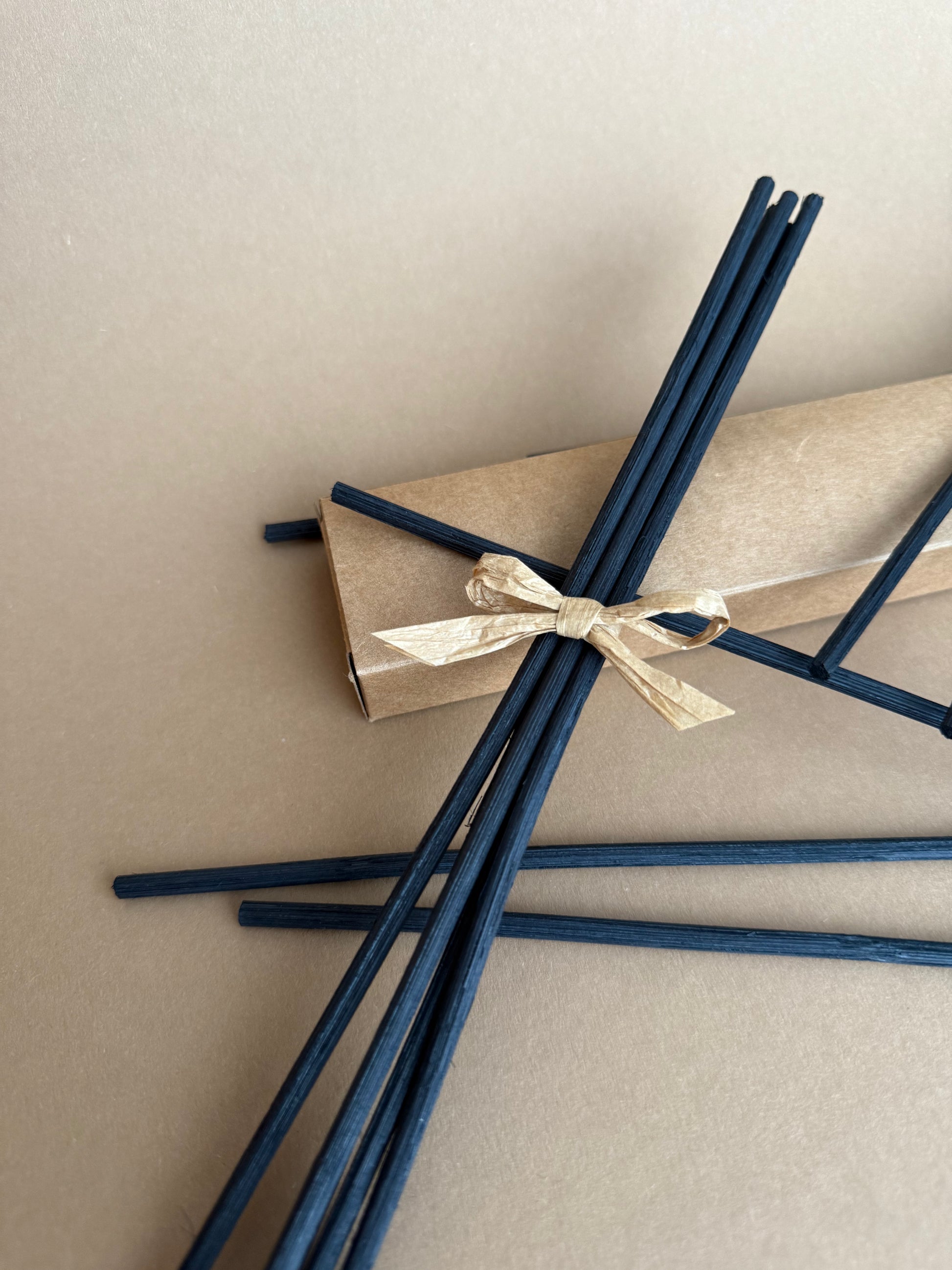 Accesorii pentru difuzor de parfum Omaheka, bețișoare din ratan negru care asigură o dispersie uniformă a parfumului ambiental