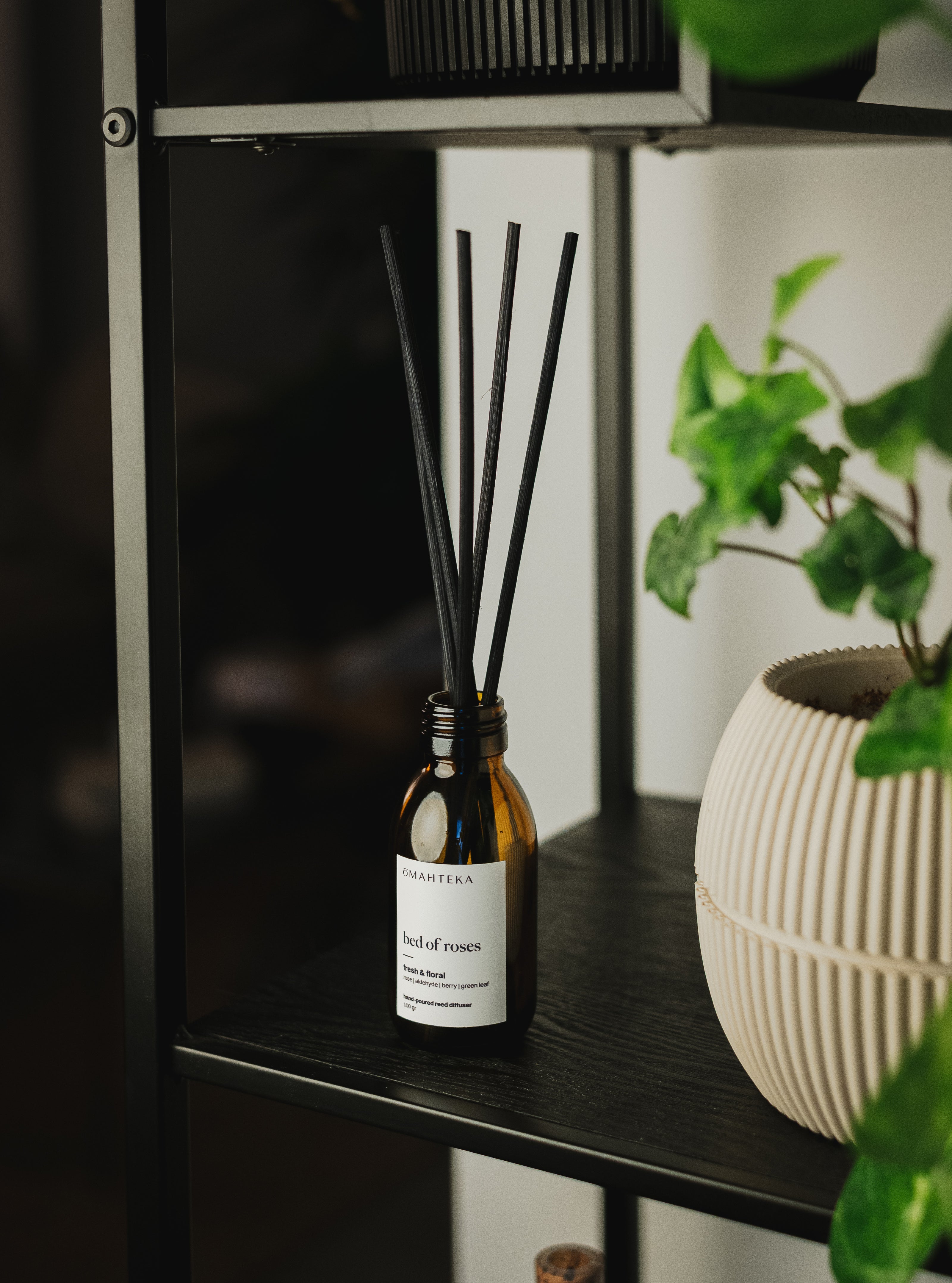 Difuzor de cameră cu bețișoare Omahteka în sticlă maro cu protecție UV - parfumuri ambientale de lux, realizate manual în Oradea din ingrediente atent selecționate, pentru momente de bine acasă.