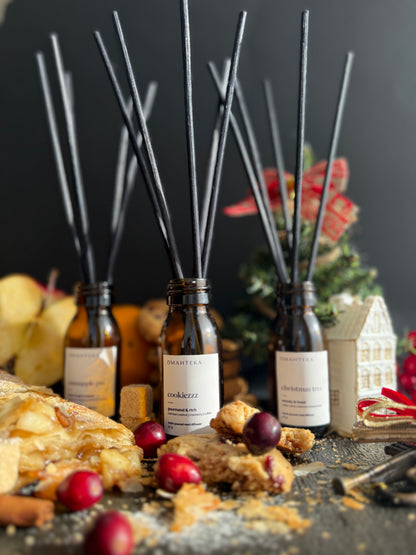 Cele trei difuzoare Omahteka într-un aranjament festiv cu lumini, brad și elemente de sezon.