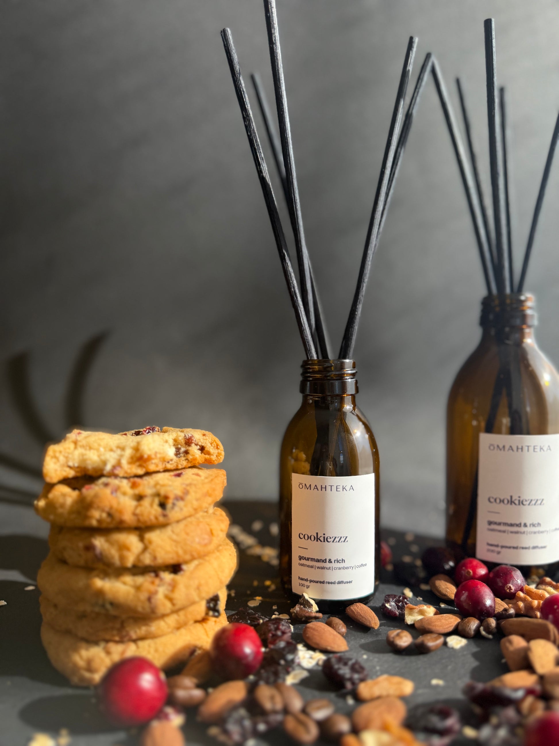 Cookiezzz prezentat într-o scenă luminoasă, cu ingrediente gurmande ce reflectă notele parfumului.