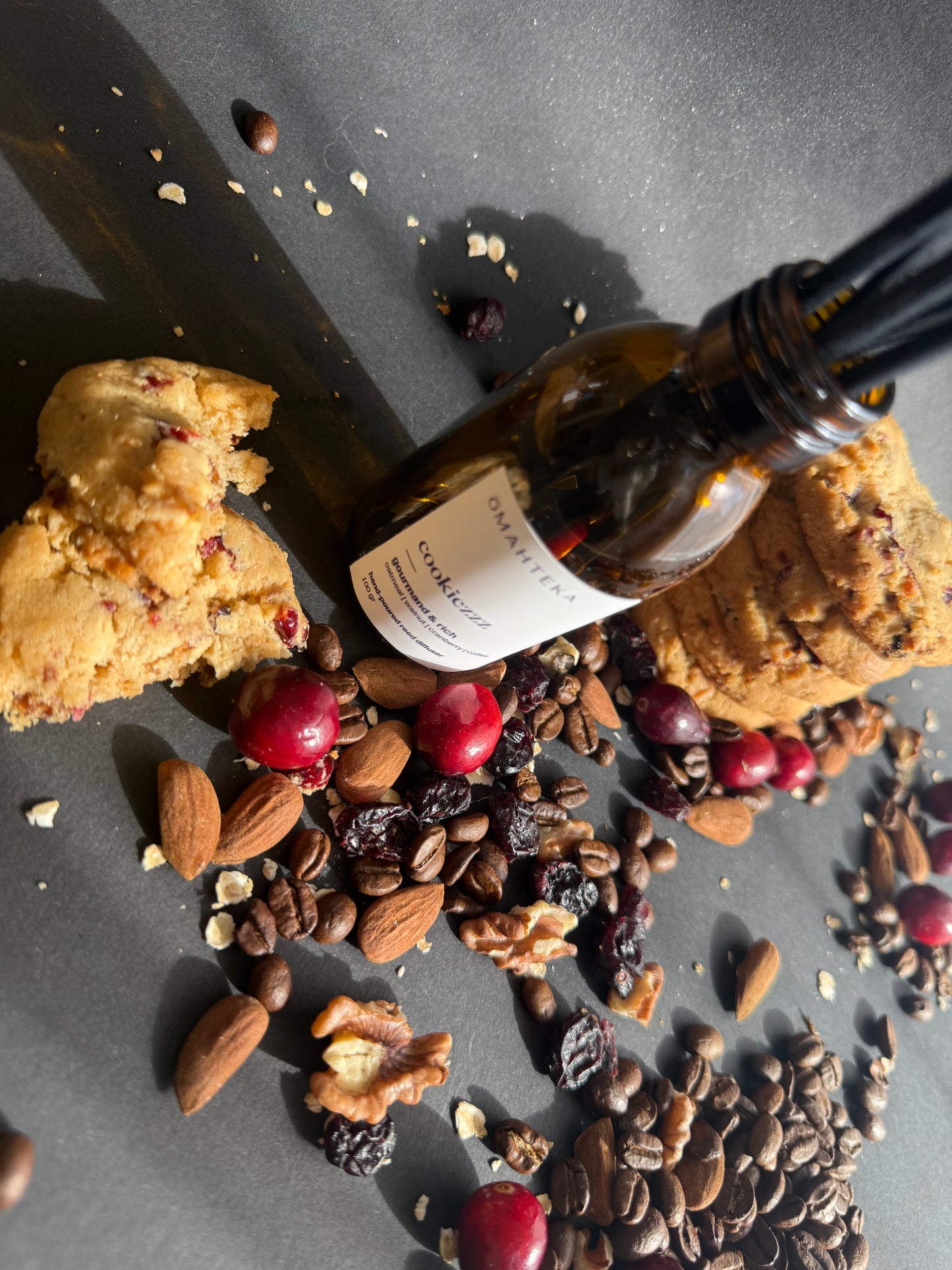 Sticla cu protecție UV într-un setup cald, cu note vizuale gurmande ce sugerează aromele parfumului.