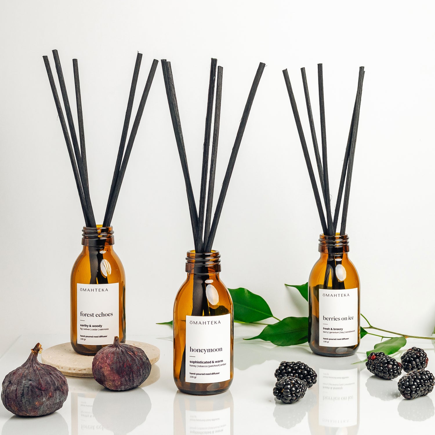 Colecție de parfumuri de cameră cu bețișoare din ratan de la Omahteka. Difuzoare ambientale premium, vegan-friendly, fără parabeni, create pentru a transforma orice spațiu într-un refugiu de relaxare.