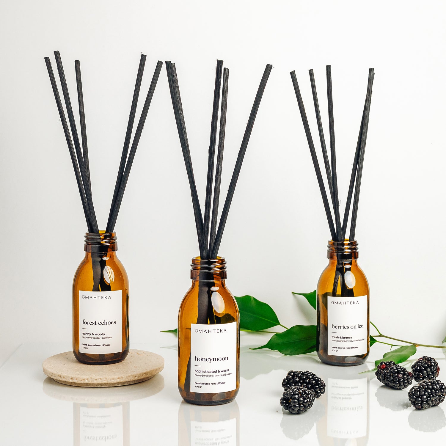 Setul Most Wanted de la Omahteka cu trei difuzoare de cameră premium, cu bețișoare din ratan negru și sticle maro cu protecție UV, reprezentând cele mai vândute arome ale brandului.