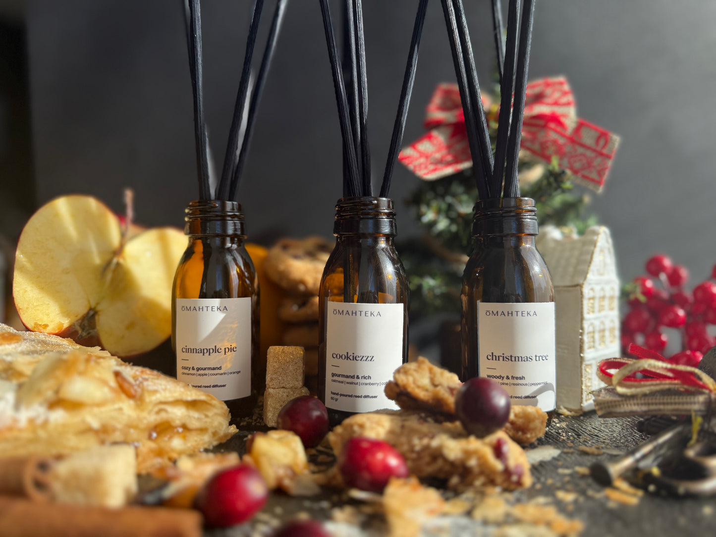 Trio-ul de iarnă Omahteka prezentat alături de decoruri rustice și festive specifice sărbătorilor.