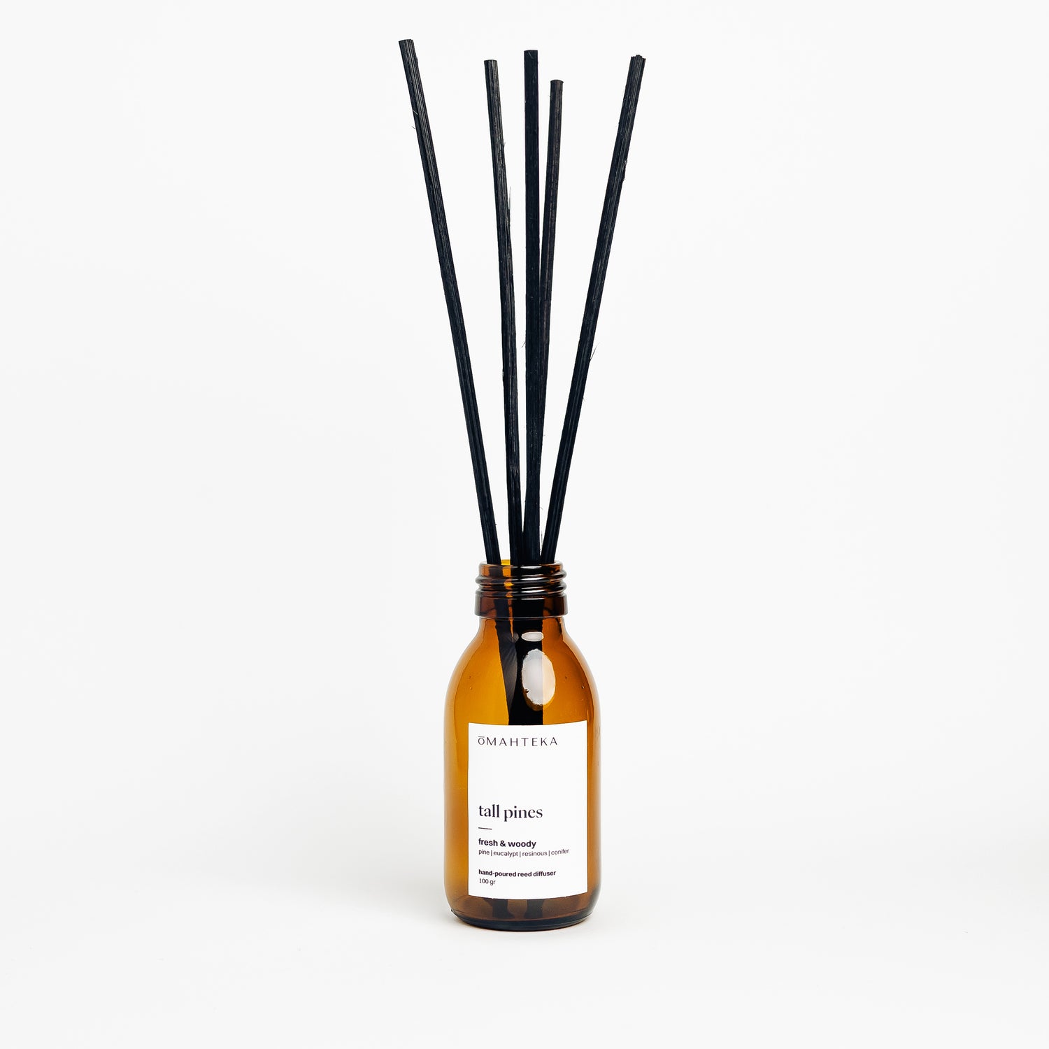 Difuzor de cameră cu bețișoare Tall Pines de la Omahteka, cu aromă proaspătă de pin, cedru și eucalipt, inspirată din pădurile de conifere.