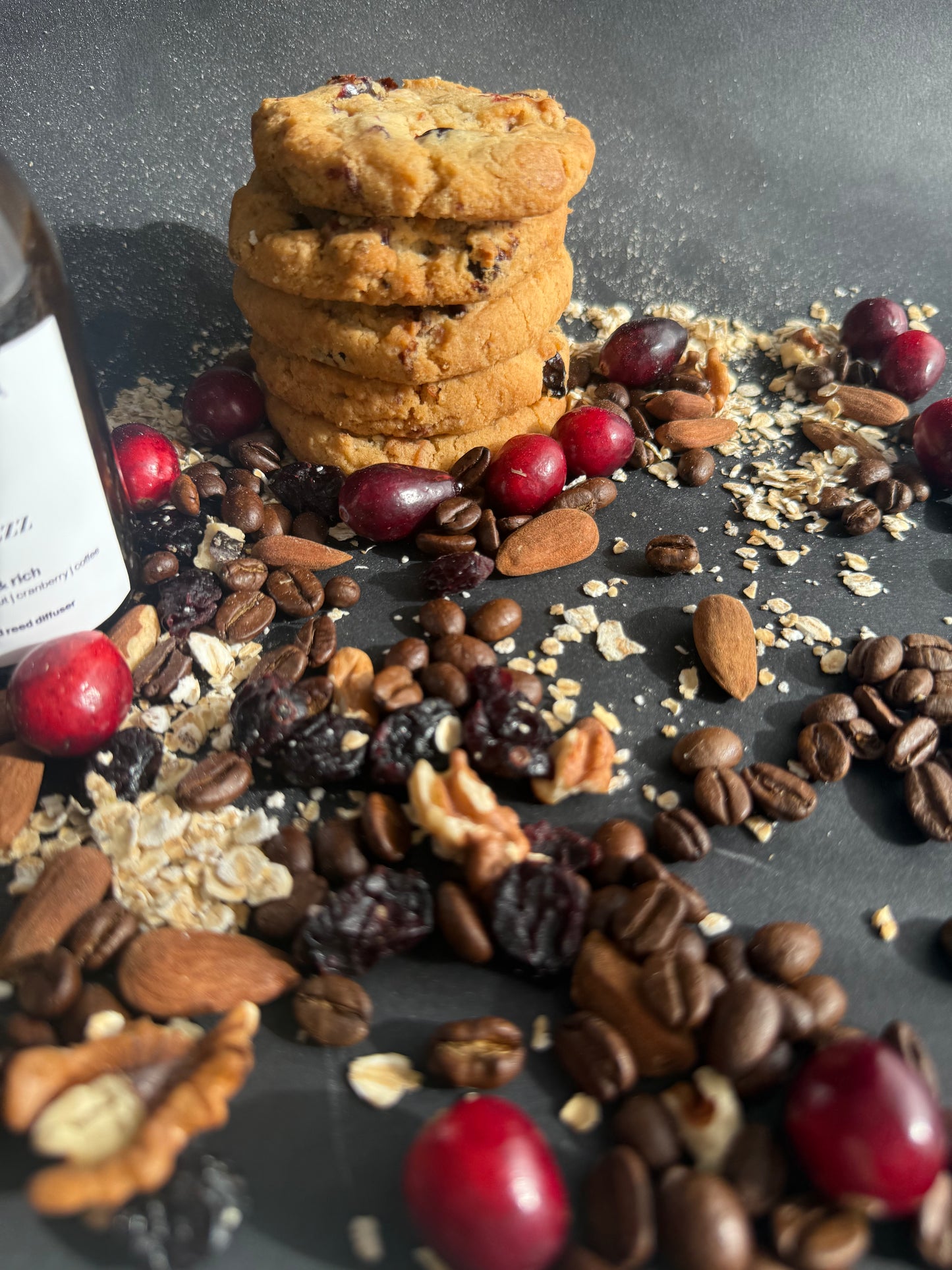 Parfum de cameră cu bețișoare negre integrat într-un aranjament cu ovăz, nuci și condimente calde.