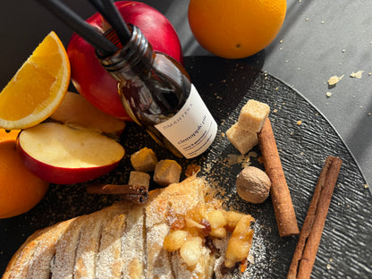 Omahteka Cinnapple Pie, într-un cadru gurmand cu felii de portocală, mere și condimente dulci.