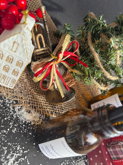 Produsul Omahteka cu aromă de pin și brad balsamic, prezentat printre cadouri și ornamente de Crăciun.