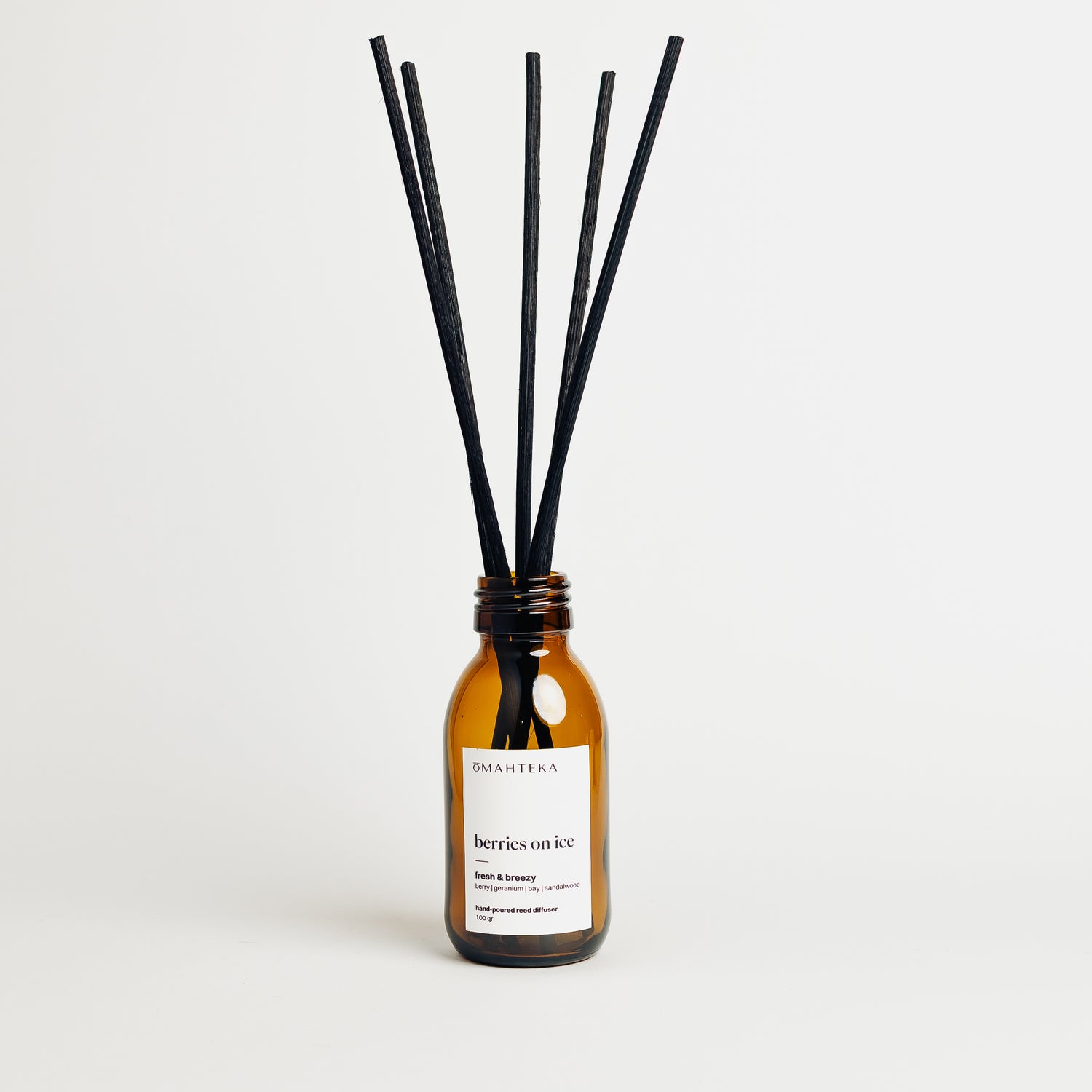 Aromatizator de cameră Omahteka Berries on Ice, cu mure, gheață și bețișoare din ratan – ideal pentru o atmosferă răcoroasă.