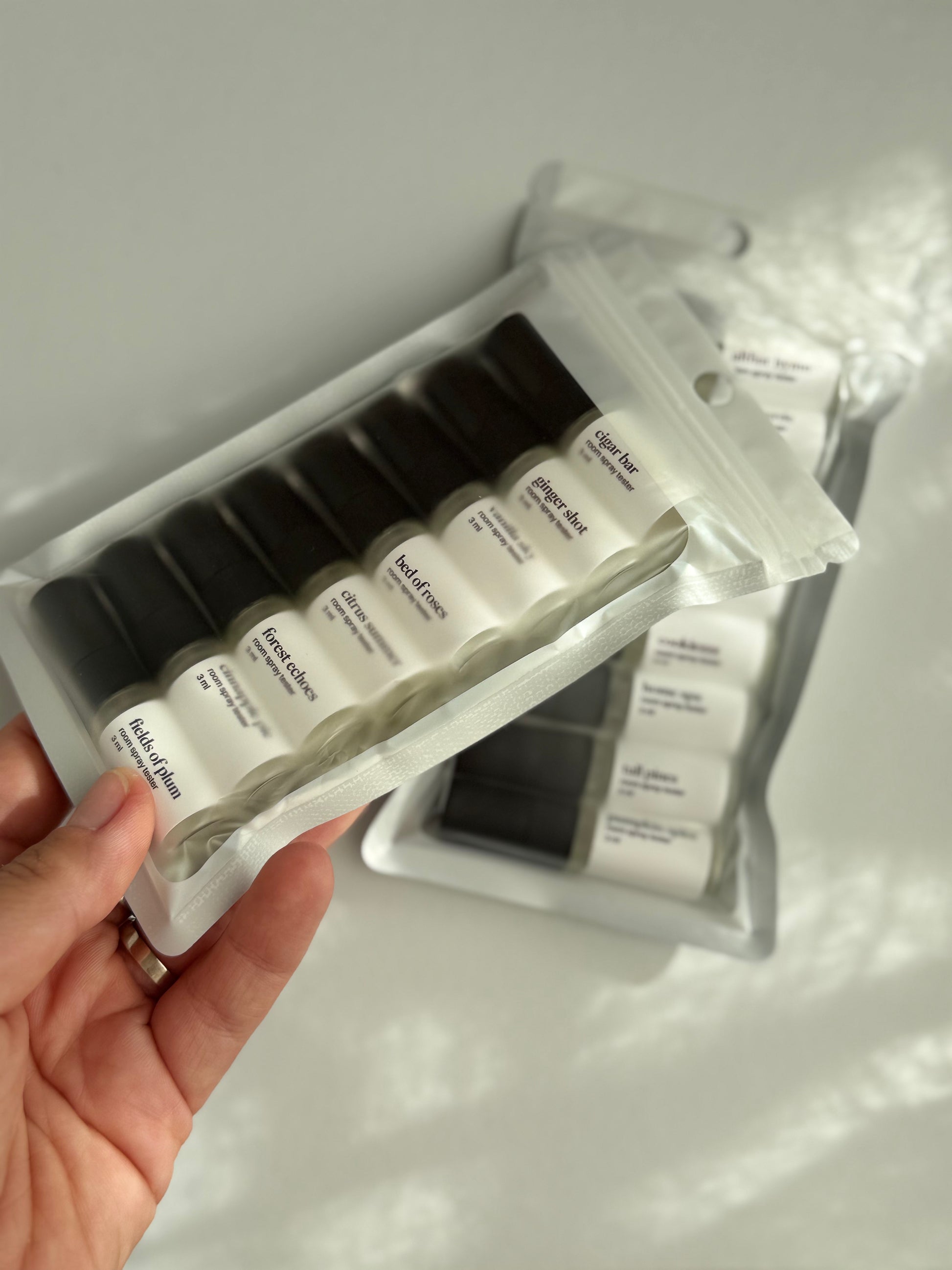 Discovery Set Omahteka cu 16 mini spray-uri de cameră în arome fresh, florale, fructate, gurmande și lemnoase.