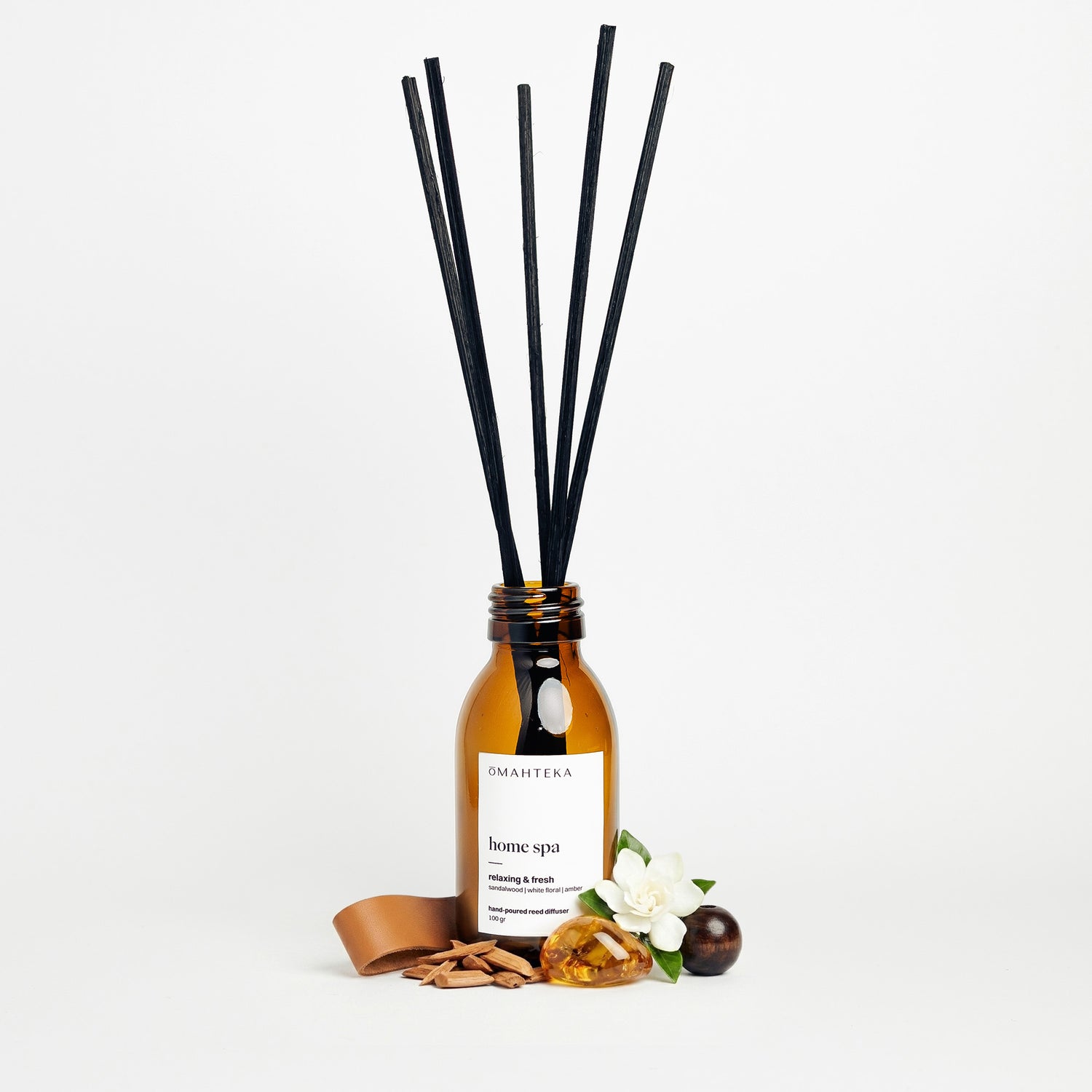Parfum de cameră cu bețișoare Home Spa, cu note de lemn de santal, ambră, cedru, piele și mosc, într-un parfum fresh și relaxant