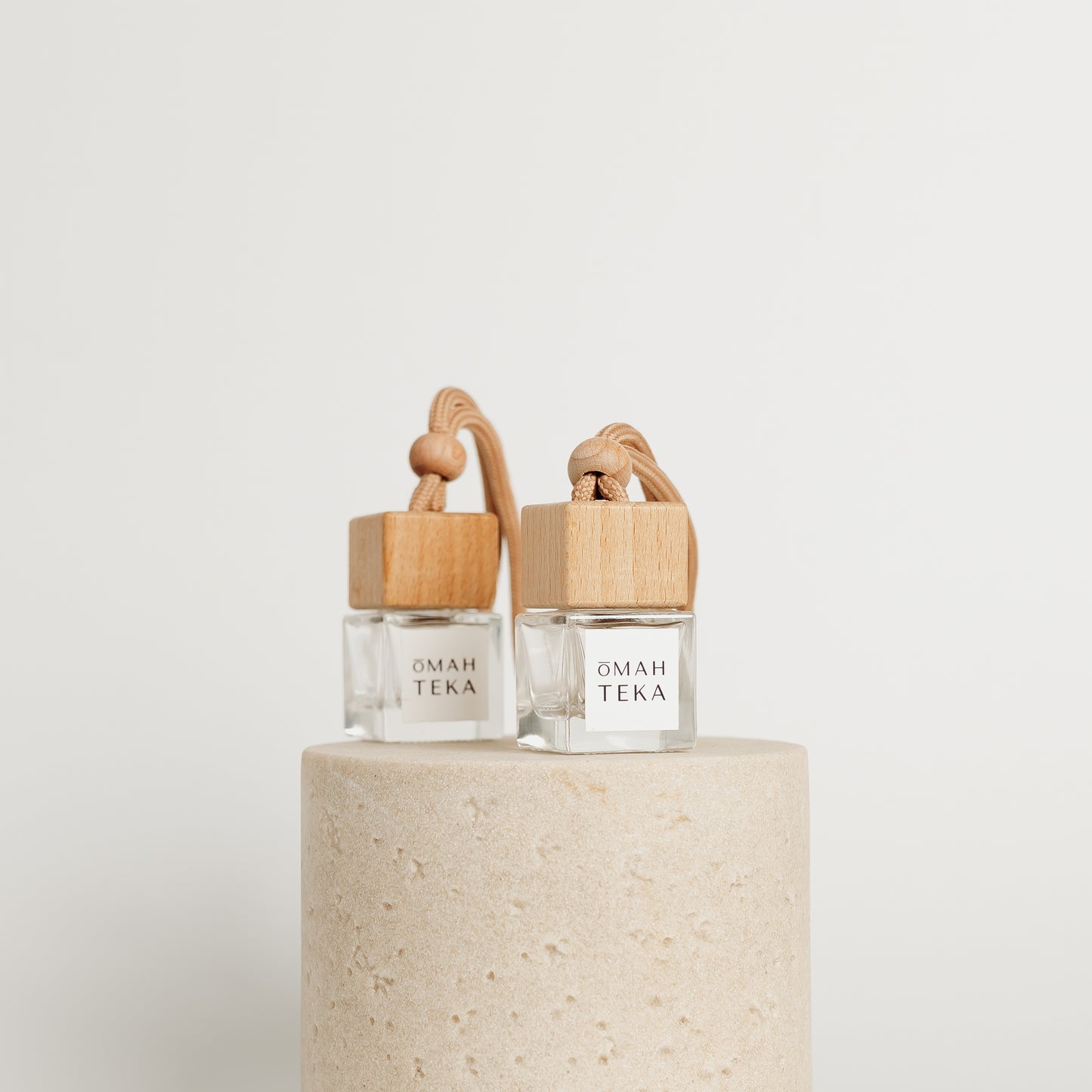 Parfum de mașină Grass Verde Omahteka cu șnur pentru agățat, aromă fresh energizantă de iarbă proaspătă și flori.