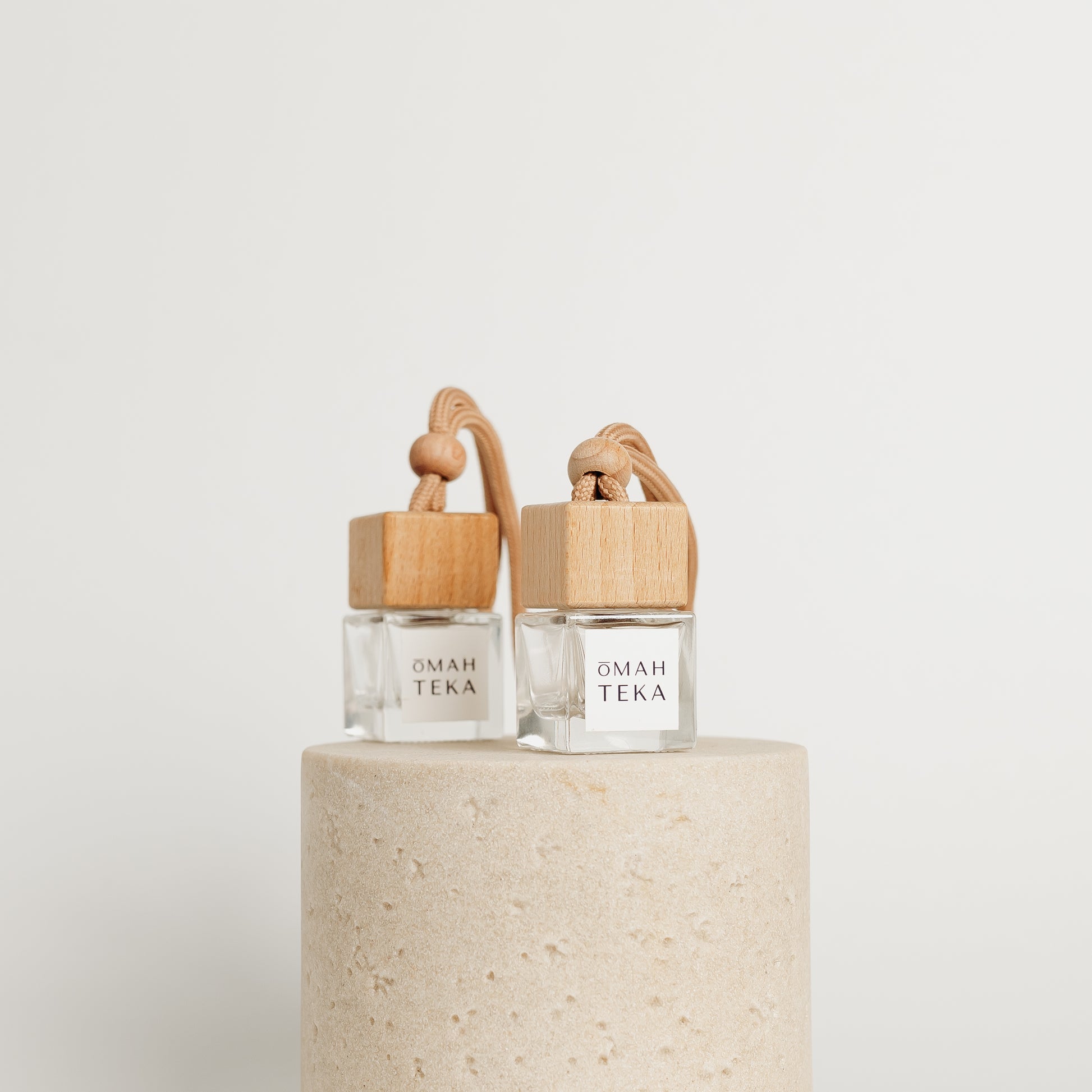 Parfum de mașină Grass Verde Omahteka cu șnur pentru agățat, aromă fresh energizantă de iarbă proaspătă și flori.