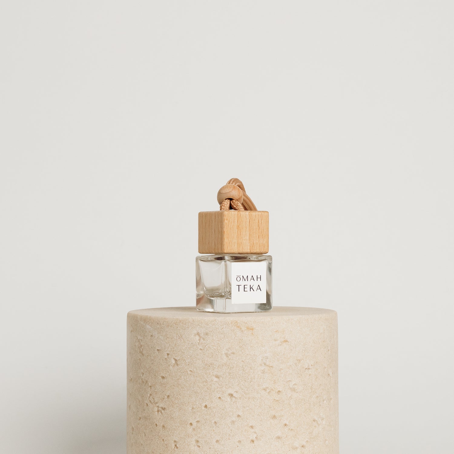 Parfum auto Cinnapple Pie de la Omahteka – sticlă de 7ml cu capac de lemn și șnur, cu aromă gurmandă și cozy de măr copt, scorțișoară, portocală și cumarină