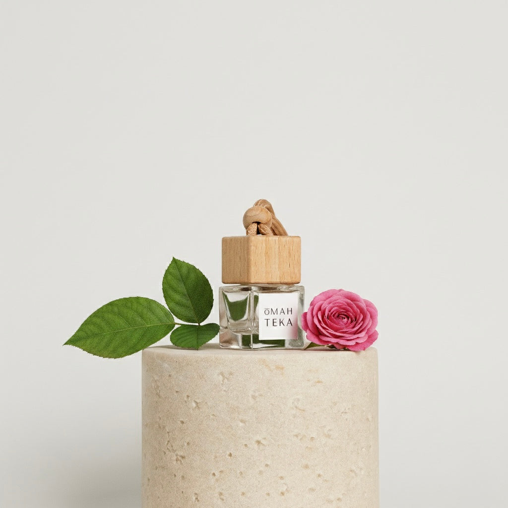 Parfum auto Bed of Roses de la Omahteka în sticlă de 7ml cu șnur și capac de lemn – aromă florală și fresh de trandafir, iasomie și fructe de pădure, pentru o atmosferă elegantă în mașină.