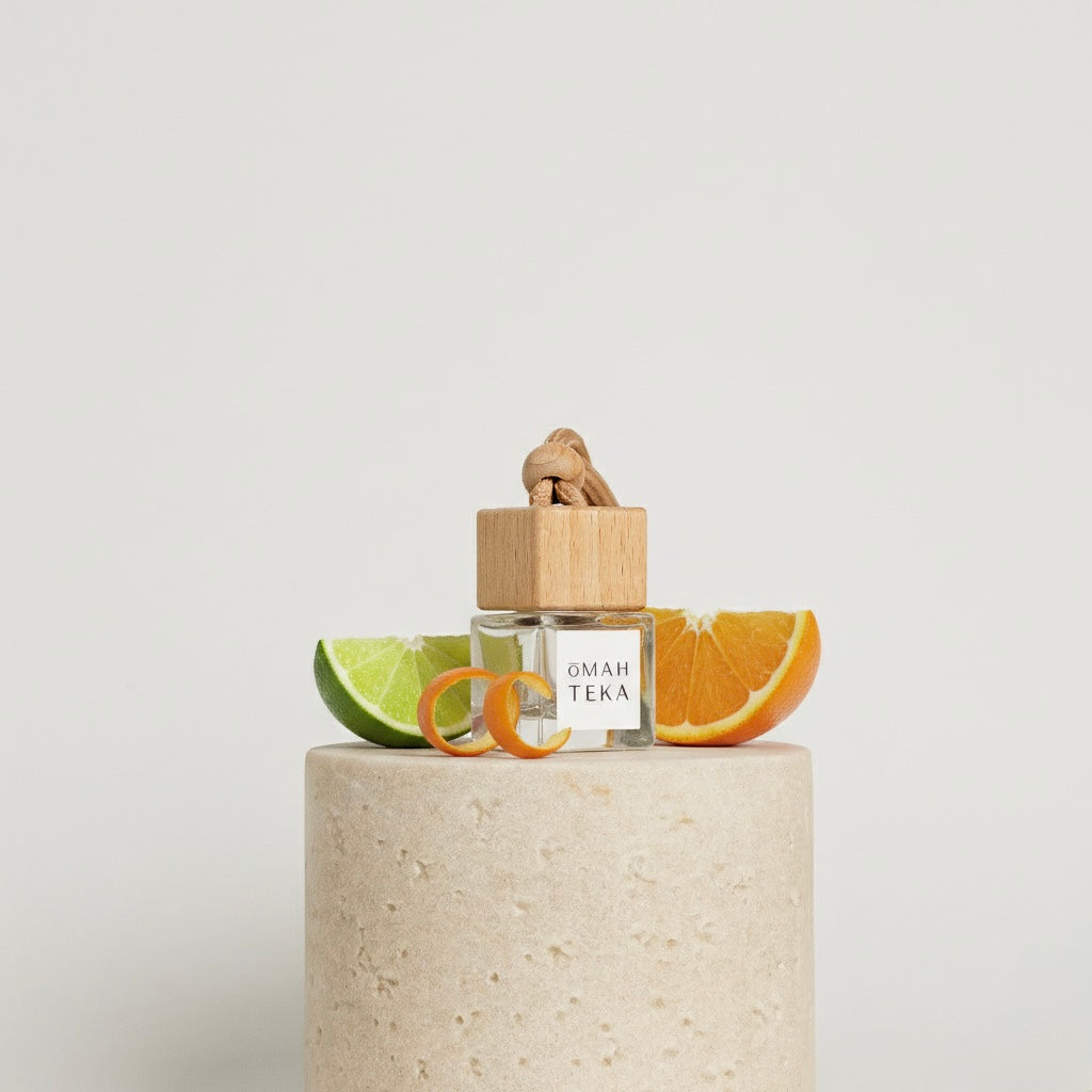 Parfum auto Citrus Summer de la Omahteka în sticlă de 7ml cu șnur și capac de lemn – aromă citrică și energizantă de mandarină, grepfrut și lămâie.