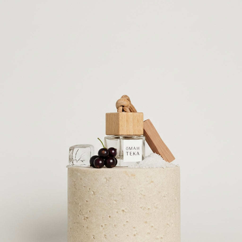 Parfum auto Berries on Ice de la Omahteka în sticlă de 7ml cu șnur și capac de lemn – aromă fresh și fructată de mure, coacăze negre și geranium, pentru un habitaclu răcoritor și natural.