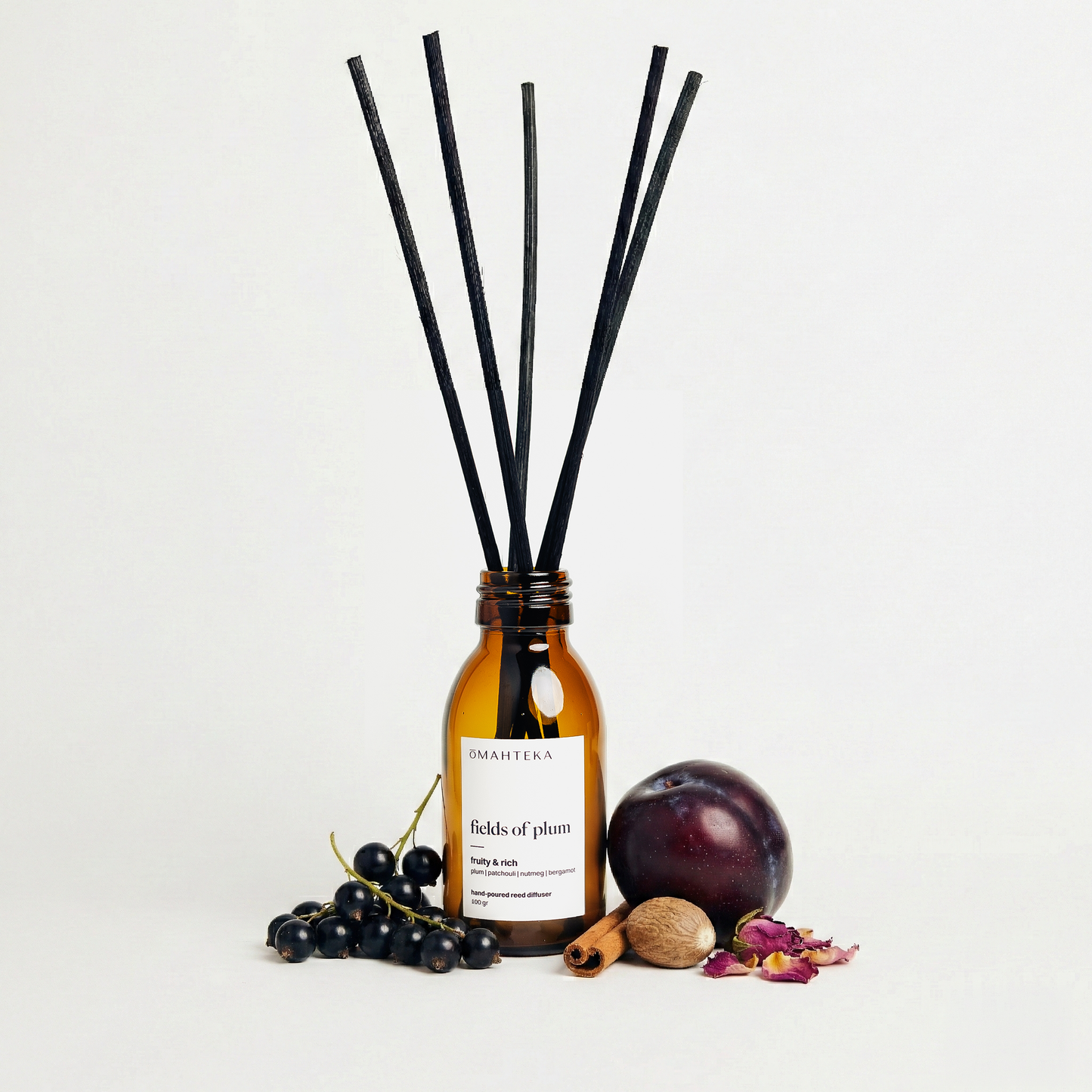 Parfum de cameră Fields of Plum de la Omahteka - o compoziție bogată și senzuală de prune coapte, condimente calde și vanilie, care evocă o livadă în plin rod.