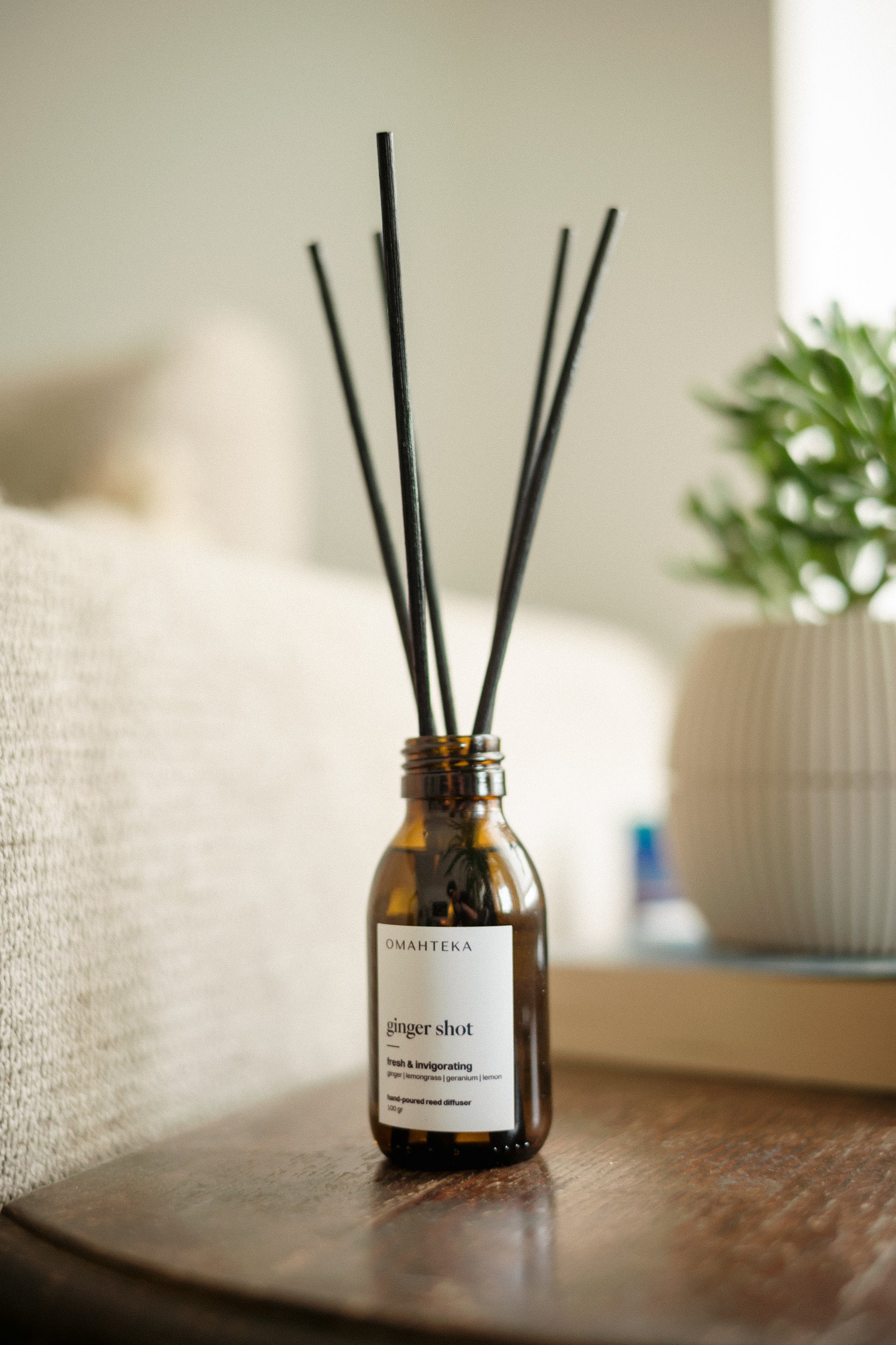 Difuzor Ginger Shot de la Omahteka - o aromă inspirată de grădinile exotice orientale, cu bază lemnoasă de patchouli, cedru și nucșoară, pentru o amprentă caldă și plină de caracter.