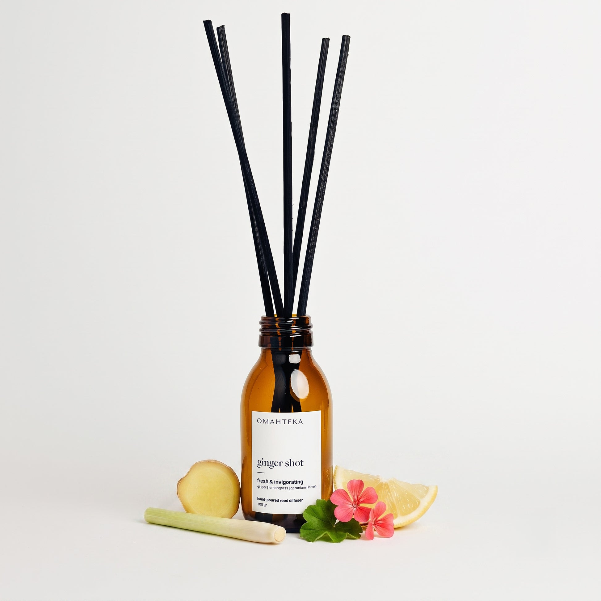 Parfum de cameră Ginger Shot de la Omahteka - o compoziție vie și energizantă, cu note de vârf de lemongrass, lămâie și lime, ideală pentru un spațiu proaspăt și revigorant.