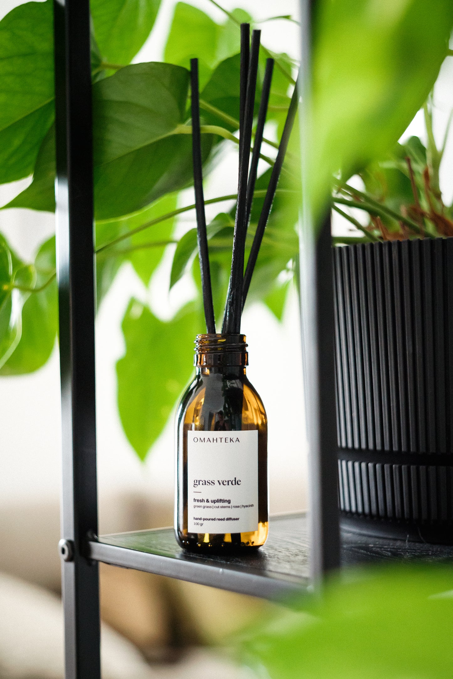 Parfum de cameră Grass Verde de la Omahteka, cu note de inimă de cyclamen și o bază florală de zambilă și trandafir, pentru o prospețime verde completată de o dulceață subtilă și elegantă.