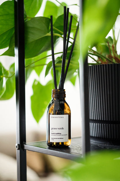 Parfum de cameră Grass Verde de la Omahteka, cu note de inimă de cyclamen și o bază florală de zambilă și trandafir, pentru o prospețime verde completată de o dulceață subtilă și elegantă.