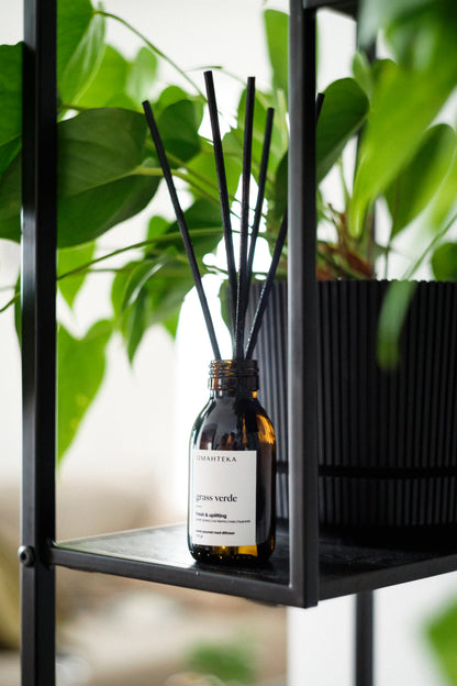 Difuzor Grass Verde de la Omahteka - bețișoarele eliberează constant aroma proaspătă de iarbă și note verzi, aducând prospezimea naturii în casă, zi de zi.