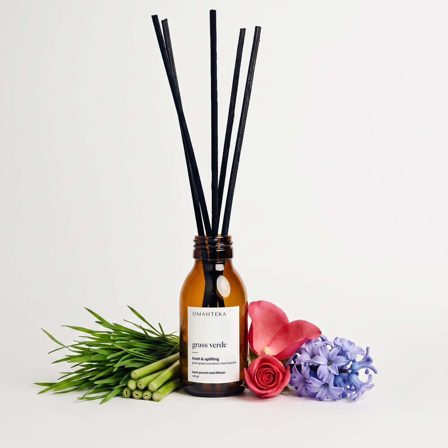 Parfum de cameră Grass Verde de la Omahteka - o compoziție fresh și energizantă, cu note verzi de iarbă proaspăt cosită, cyclamen și tulpini tăiate, care aduce prospezimea unei după-amiezi de vară în orice spațiu.